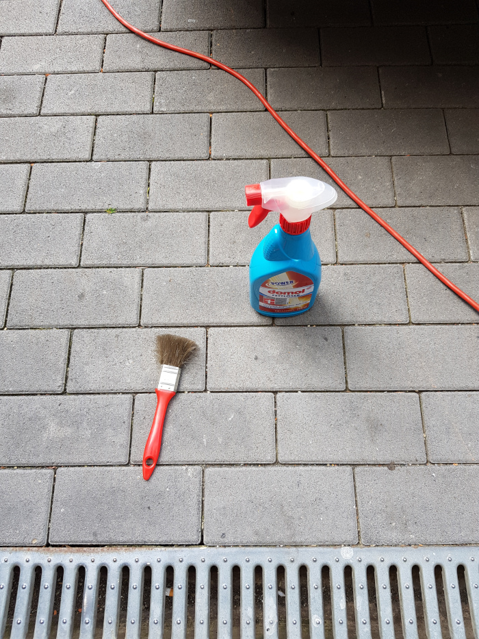Fettloeser und Pinsel